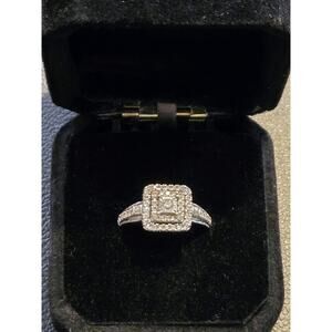 Stunning 10K White Gold Diamond Ring